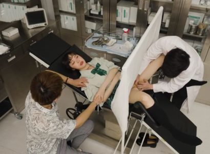 Купание горячих ручьев с красивыми девушками, занимающими любовью